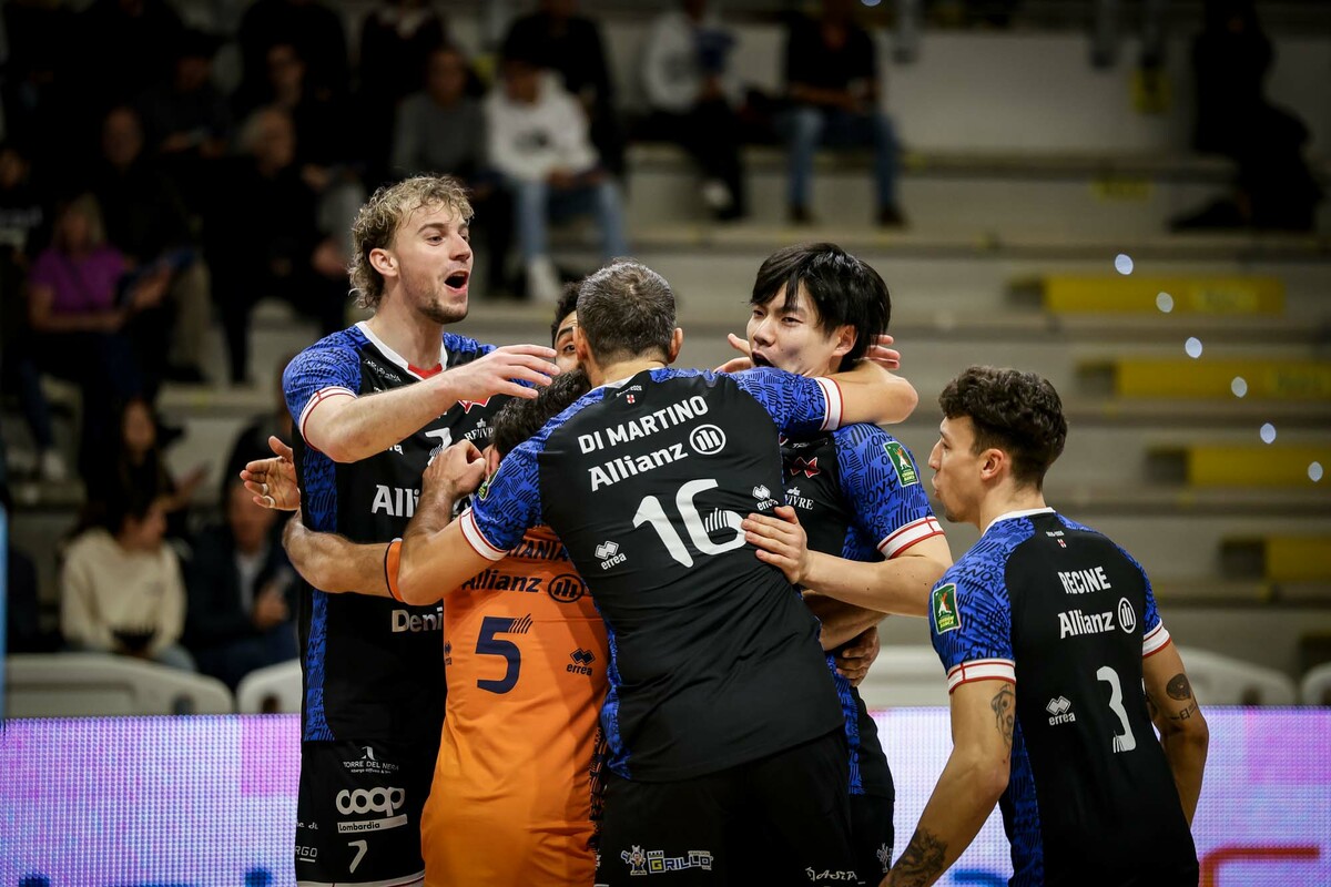 SuperLega Credem Banca: Milano passa a Cisterna: 3-0 e quarto successo consecutivo. Reggers devastante dai nove metri: 7 ace!