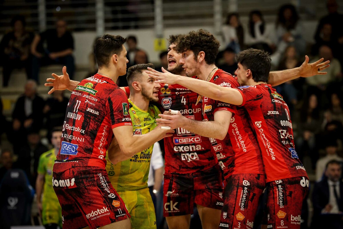 Superlega Credem Banca: Le altre. 21ª giornata tra tie-break, verdetti e rincorse. Lube  al tie break, Modena fa il pieno nelle Marche, Monza vince il derby