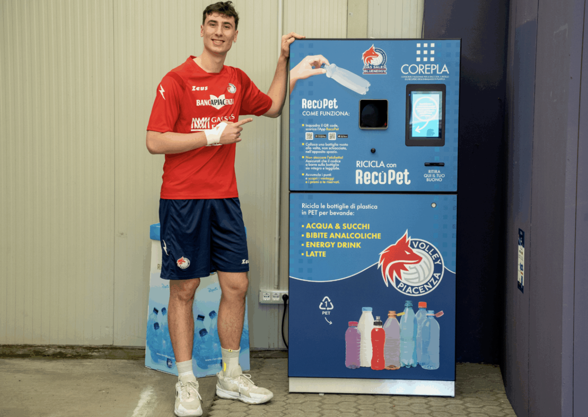 Piacenza: Una Plastic Machine per la raccolta e il riciclo delle bottiglie in PET installata al PalabancaSport