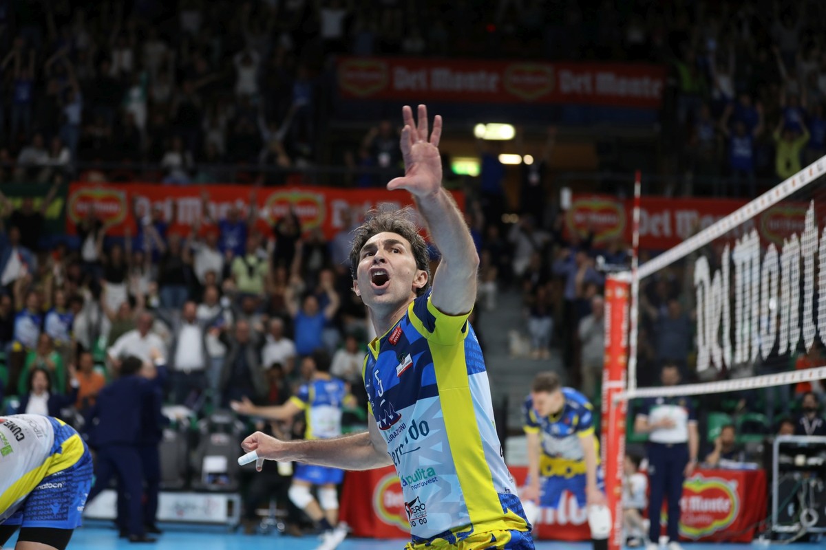 Cuneo in paradiso: Supercoppa e promozione, la festa è totale. L’omaggio a Daniele Sottile: “Qui si chiude il mio cerchio”