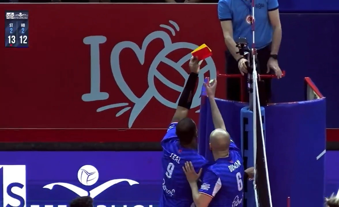 Turchia: Leal ne combina un'altra... Espulso toglie i cartellini all'arbitro - VIDEO COMPLETO