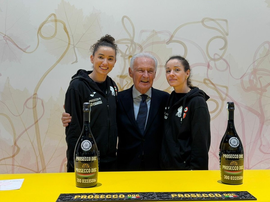 Gabi e Monica al Vinitaly stand Prosecco DOC con il presidente del Consorzio Prosecco Doc Gabi e Monica al Vinitaly stand Prosecco DOC con il presidente del Consorzio Prosecco Doc