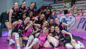 Il numero 2 di Manfredini insieme alle compagne del Casalmaggiore
