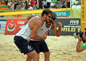 Alex Ranghieri e Adrian Carambula festeggiano il successo all’Open di Antalya del 25 ottobre 2015.