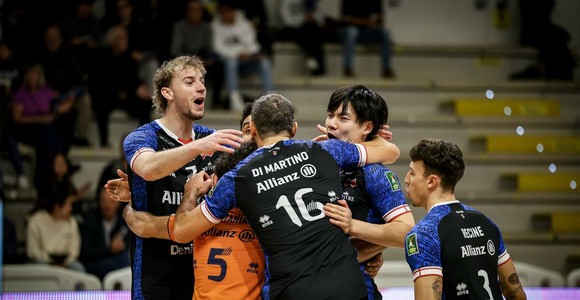 SuperLega Credem Banca: Milano passa a Cisterna: 3-0 e quarto successo consecutivo. Reggers devastante dai nove metri: 7 ace!