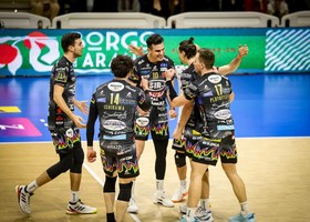 Superlega Credem Banca: A Cisterna la festa del Palazzetto non basta, Perugia passa 3-0 e riparte da Campione del Mondo