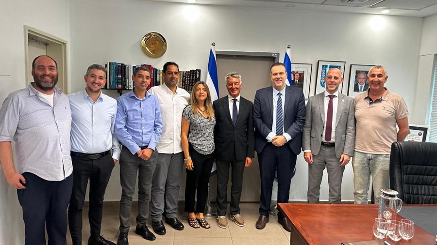 Il Vice Presidente della CEV Renato Arena e il CEO Torsten Anders con i vertici della federazione israeliana