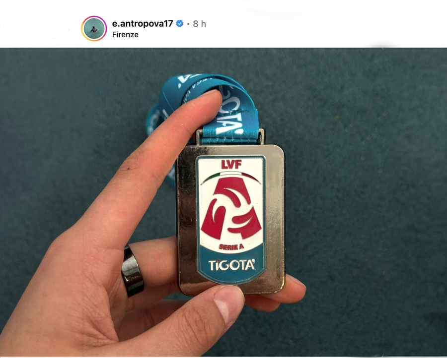 L'immagine della medaglia d'argento in campionato celebrata da Antropova sui social