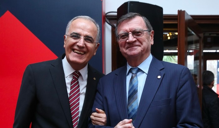 Il presidente della federazione turca Mehmet Akif Üstündağ e, a destra, il presidente CEV Boricic nella foto utilizzata dalla federazione turca il 19 febbraio per dare la notizia delle Superfinals in Turchia