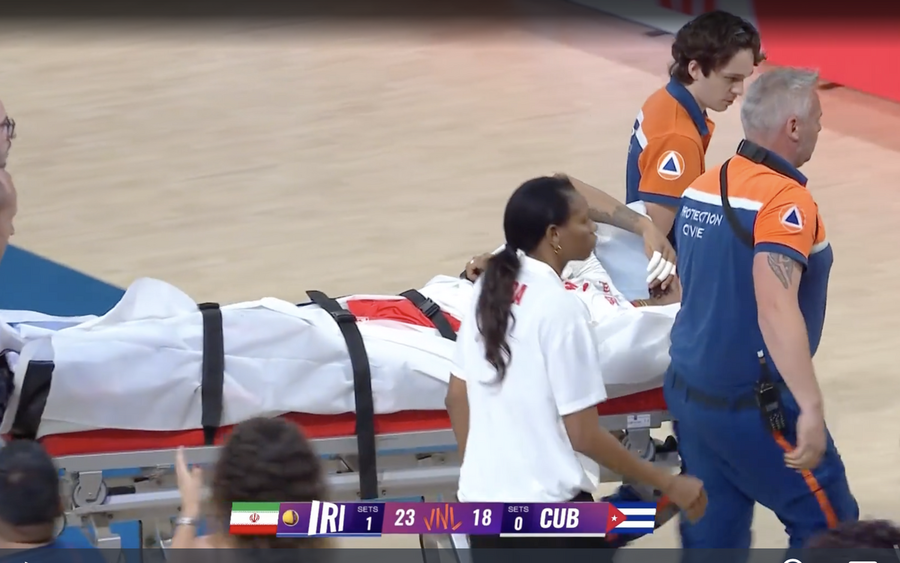 Il centrale caraibico Javier Concepcion esce in barella dopo l'infortunio sul 23-18 del 2° set di Iran-Cuba