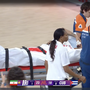 Il centrale caraibico Javier Concepcion esce in barella dopo l'infortunio sul 23-18 del 2° set di Iran-Cuba