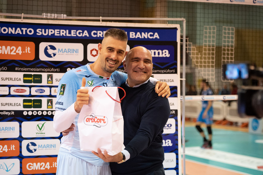 Baranowicz con la maglia di Cisterna 2022/23 insieme a patron Marini