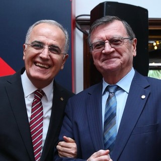 Il presidente della federazione turca Mehmet Akif Üstündağ e, a destra, il presidente CEV Boricic nella foto utilizzata dalla federazione turca il 19 febbraio per dare la notizia delle Superfinals in Turchia