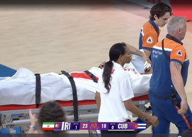 Il centrale caraibico Javier Concepcion esce in barella dopo l'infortunio sul 23-18 del 2° set di Iran-Cuba