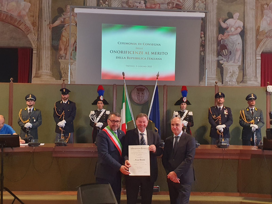 Sergio Busato tra l'assessore delegato del Comune di Resana ed il Prefetto di Treviso Dott. Angelo Sidoti.
