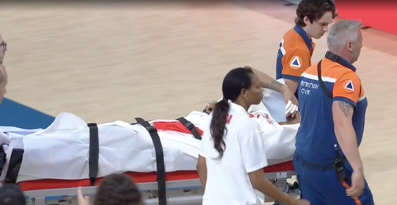 Il centrale caraibico Javier Concepcion esce in barella dopo l'infortunio sul 23-18 del 2° set di Iran-Cuba