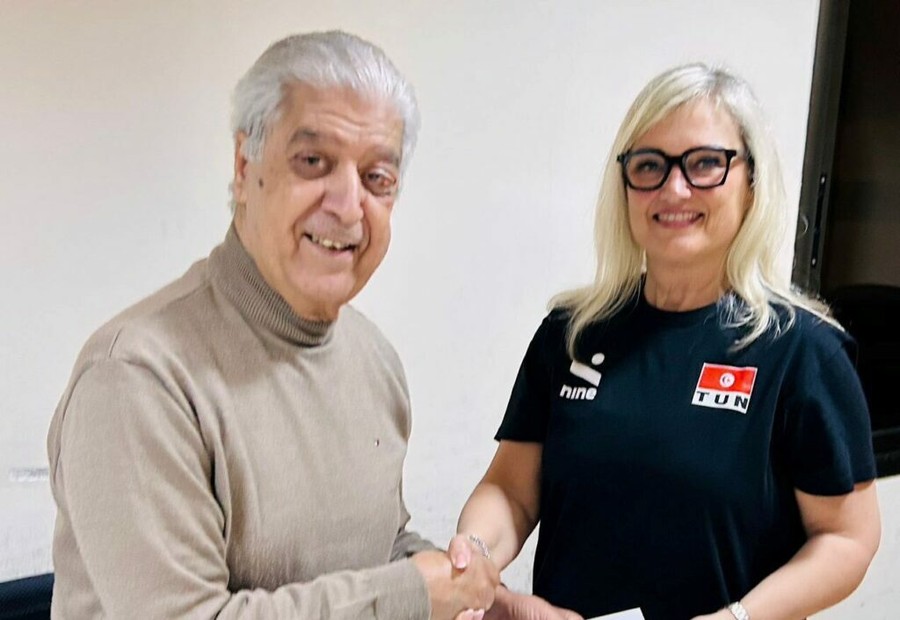 Alessandra Campedelli dopo la firma con il presidente della Federvolley Tunisina