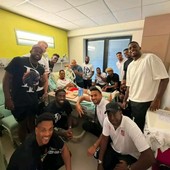 I compagni di squadra di Javier Concepción in visita all'ospedale