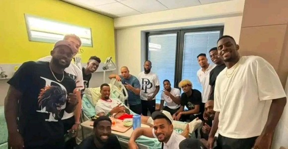 I compagni di squadra di Javier Concepción in visita all'ospedale