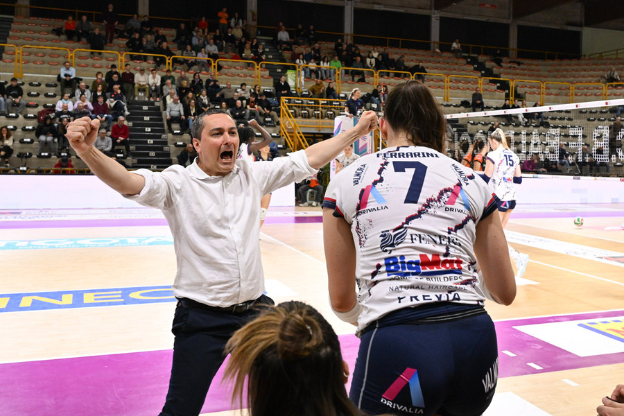 Nicola Negro esulta, Chieri è in già finale dei play off Challenge Cup Nicola Negro esulta, Chieri è in già finale dei play off Challenge Cup