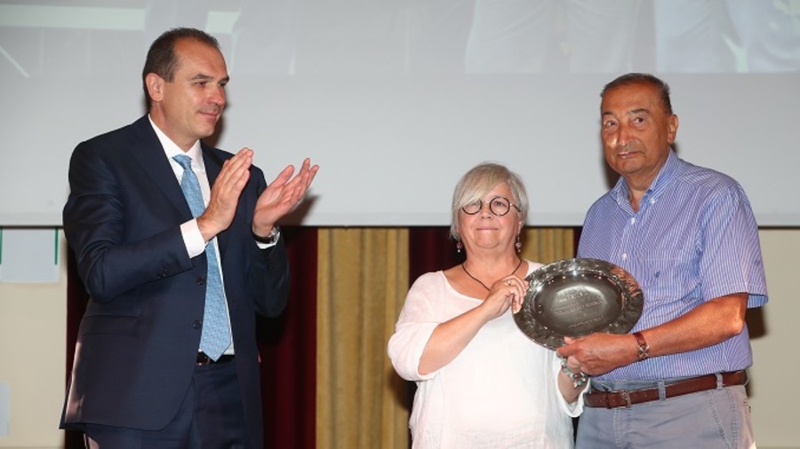 Premio &quot;Passione per il Volley&quot; dedicato ad Adelio Pistelli a Carlo Gobbi, premiato da Silvana, vedova di Adelio.