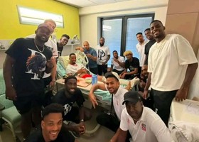 I compagni di squadra di Javier Concepción in visita all'ospedale