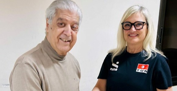 Alessandra Campedelli dopo la firma con il presidente della Federvolley Tunisina