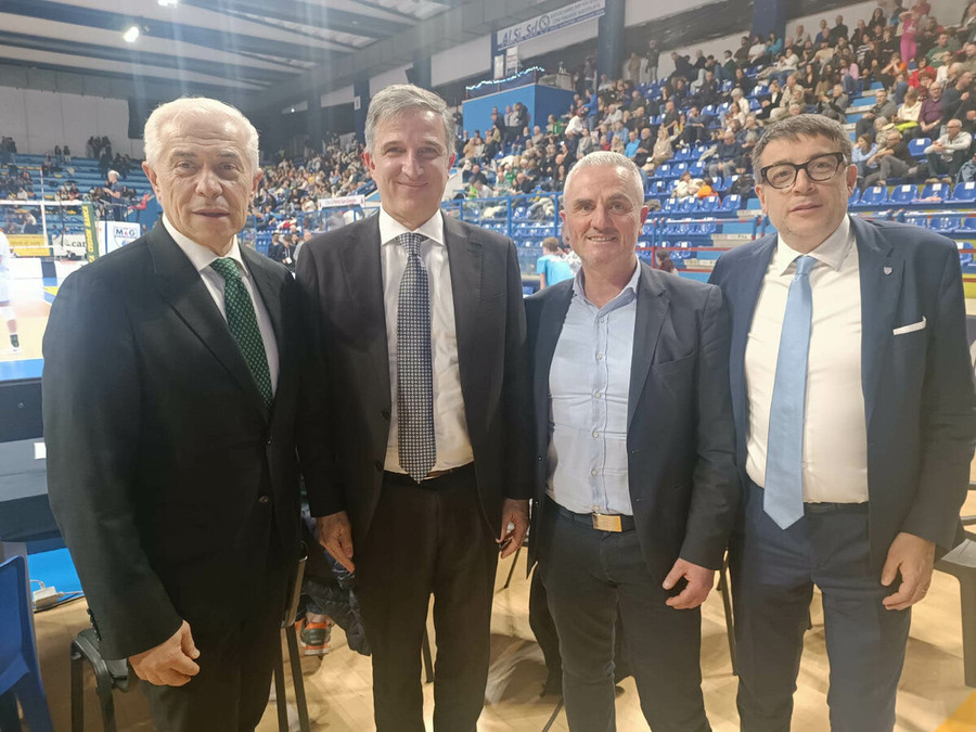 da sinistra il prefetto di Fermo Edoardo D'Alascio, l’Ad della Lega Pallavolo Fabio Fistetto, il sindaco di Grottazzolina Alberto Antognozzi, il presidente Rossano Romiti.