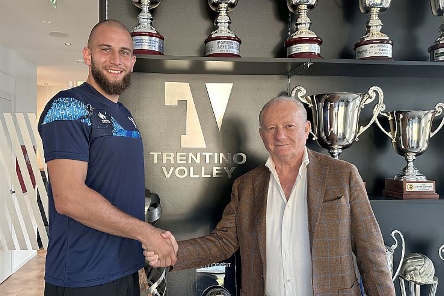 Il Presidente di Trentino Volley Bruno Da Re accoglie Bela Bartha nella sala trofei della nuova sede gialloblù
