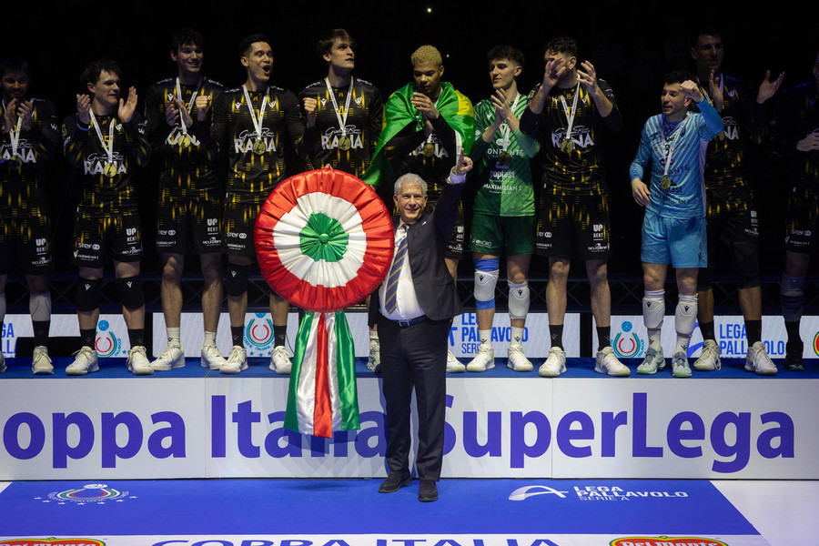 Il bulgaro Dimitar Ratchev, CEO della finanziaria svizzera proprietaria del club, premiato con la coccarda tricolore