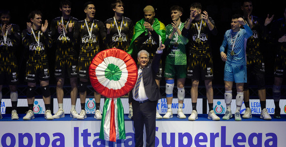 Il bulgaro Dimitar Ratchev, CEO della finanziaria svizzera proprietaria del club, premiato con la coccarda tricolore