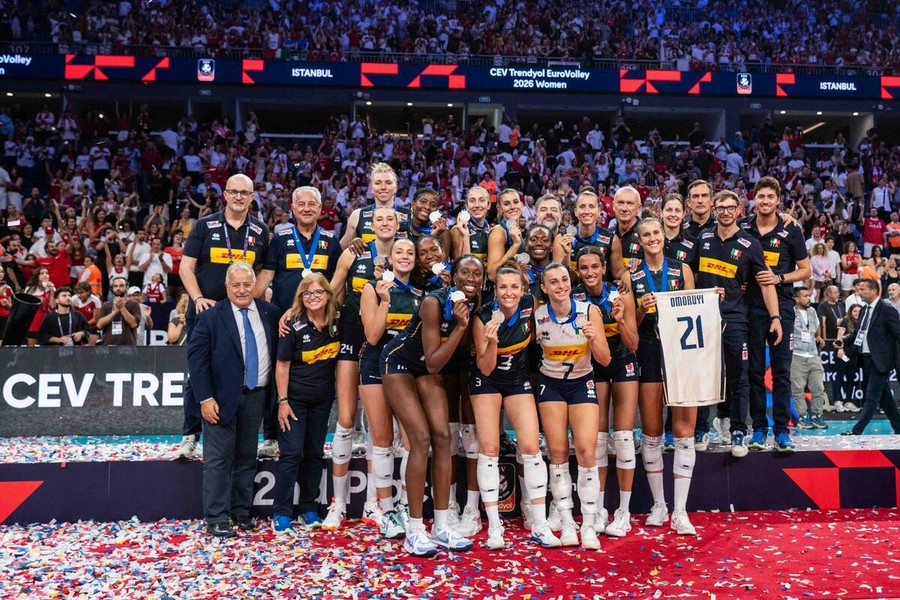 Danesi sul podio con la maglia di Omoruyi