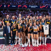 Danesi sul podio con la maglia di Omoruyi