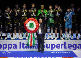 Il bulgaro Dimitar Ratchev, CEO della finanziaria svizzera proprietaria del club, premiato con la coccarda tricolore