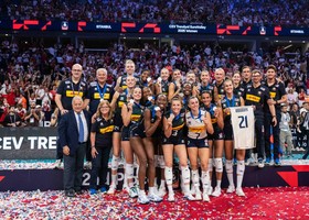 Danesi sul podio con la maglia di Omoruyi