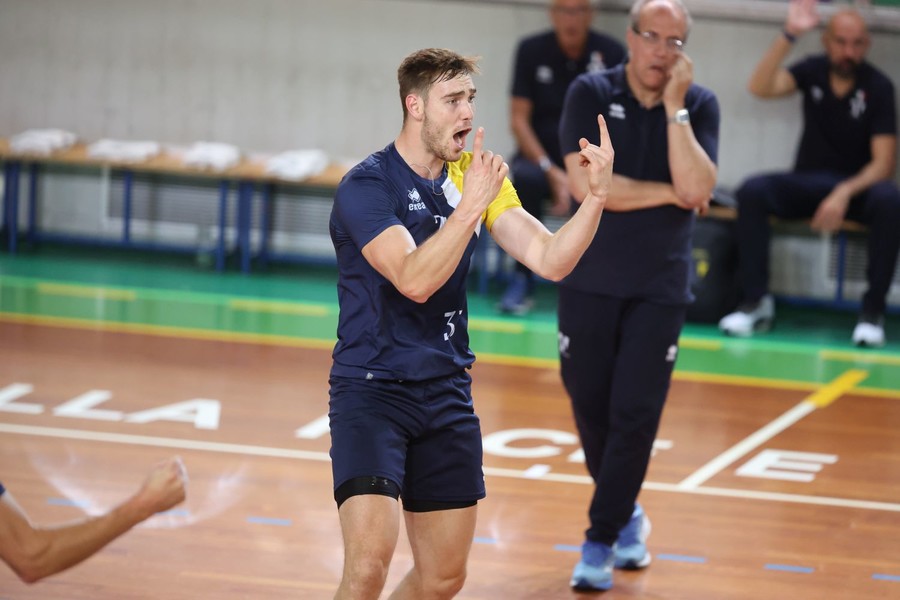 Simon Torwie e sullo sfondo coach Mendez Simon Torwie e sullo sfondo coach Mendez