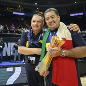 Fefé De Giorgi, la coppa e il pedagogista Giuliano Bergamaschi Fefé De Giorgi, la coppa e il pedagogista Giuliano Bergamaschi