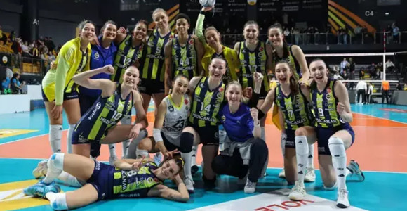 Turchia femminile: Fenerbahce batte VakifBank 3-1, serie finale sull'1-1. Gara2 giocata davanti a soli 2.700 spettatori?