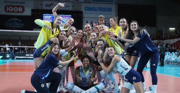 Fenerbahce fa festa per il successo e al ritorno di Ana Cristina Fenerbahce fa festa per il successo e al ritorno di Ana Cristina
