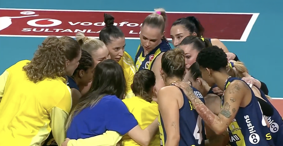 Sultanlar Ligi, Fenerbahce batte Vakifbank 3-2: la finale scudetto va a gara 5 Sultanlar Ligi, Fenerbahce batte Vakifbank 3-2: la finale scudetto va a gara 5
