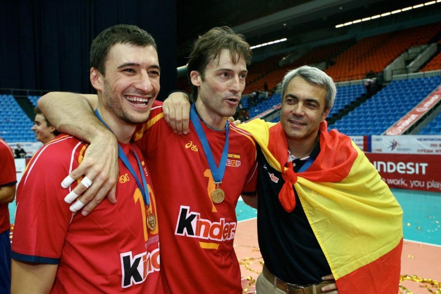 Lo scomparso Miguel Ángel Falasca, Rafael Pascual e Andrea Anastasi sul campo di Mosca dopo il successo continentale Lo scomparso Miguel Ángel Falasca, Rafael Pascual e Andrea Anastasi sul campo di Mosca dopo il successo continentale