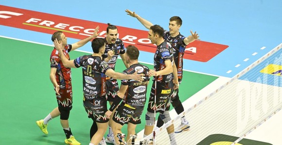 Del Monte Supercoppa: Live Perugia - Trento  3-0. I tabellini set per set. Sir prima finalista