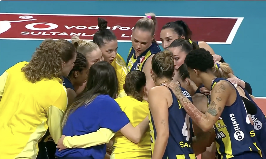 Sultanlar Ligi, Fenerbahce batte Vakifbank 3-2: la finale scudetto va a gara 5 Sultanlar Ligi, Fenerbahce batte Vakifbank 3-2: la finale scudetto va a gara 5