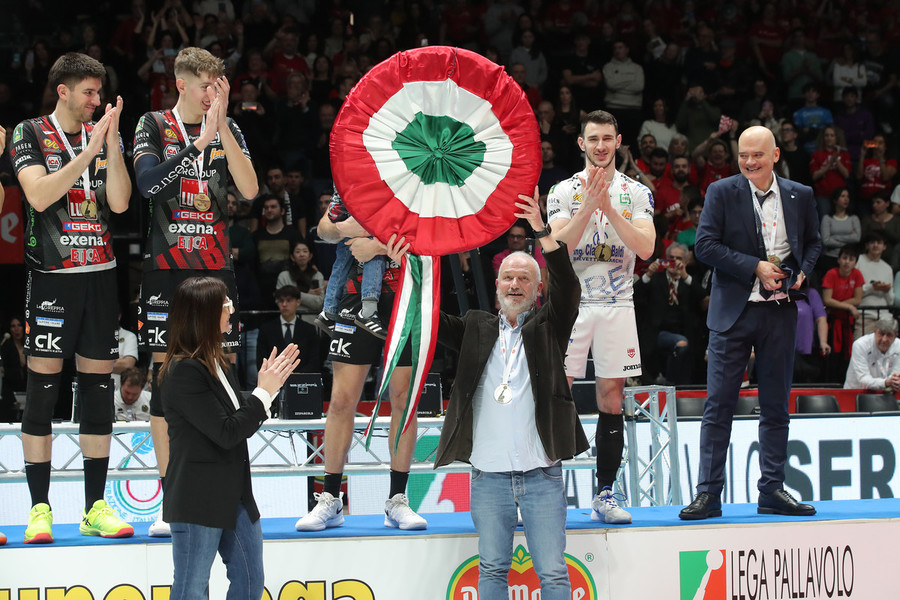 Patron Giulianelli alza la coccarda