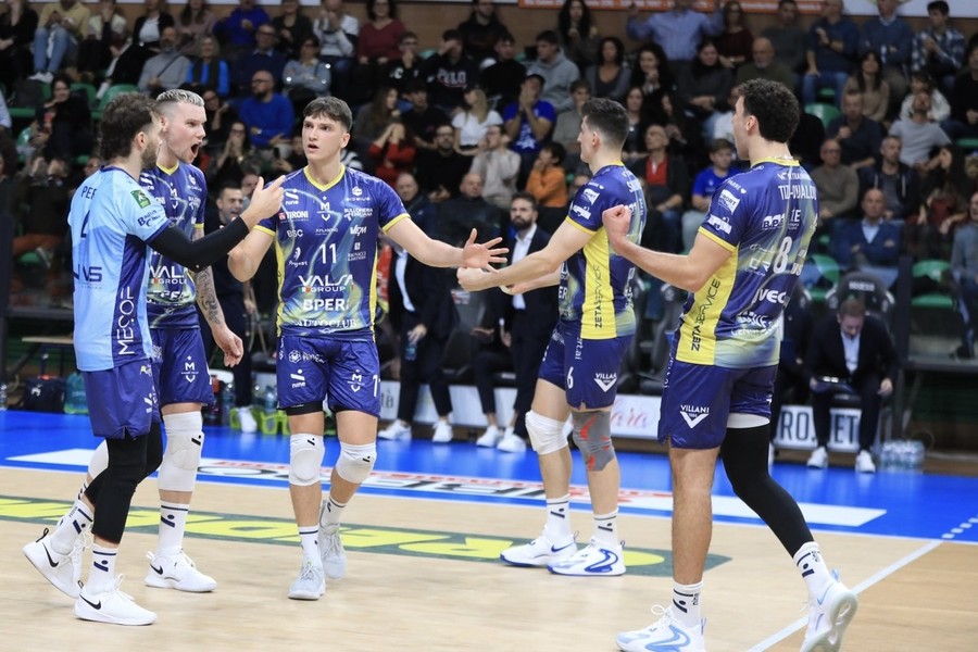 Superlega Credem Banca: Modena spreca ancora e vince &quot;solo&quot; 3-2. A Cuneo è festa anche sugli spalti