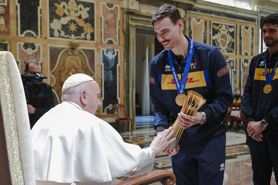 Papa Francesco: &quot;Alzata, battuta, muro, attacco… la pallavolo è metafora di vita e scuola di valori&quot;