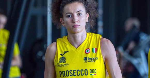 Gabi Guimaraes Gabi Guimaraes