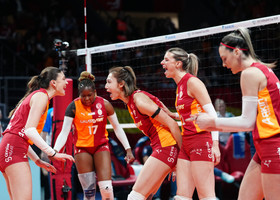 CEV Cup femminile: Galatasaray conquista il trofeo, 3-1 su Chieri nella finale di ritorno. Festeggiano Sylla e coach Bigarelli CEV Cup femminile: Galatasaray conquista il trofeo, 3-1 su Chieri nella finale di ritorno. Festeggiano Sylla e coach Bigarelli