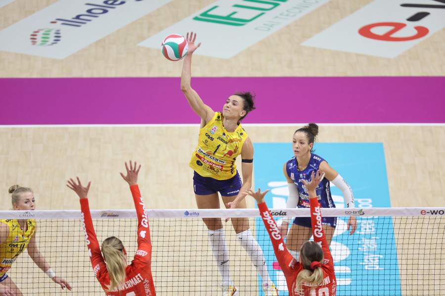 Serie A1 Tigotà: Turno infrasettimanale tra big match e scontri salvezza. Big match a Scandicci e Conegliano Serie A1 Tigotà: Turno infrasettimanale tra big match e scontri salvezza. Big match a Scandicci e Conegliano