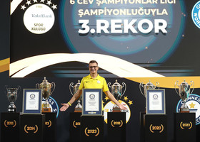 Giovanni Guidetti ed i trofei vinti con il Vakifbank Giovanni Guidetti ed i trofei vinti con il Vakifbank